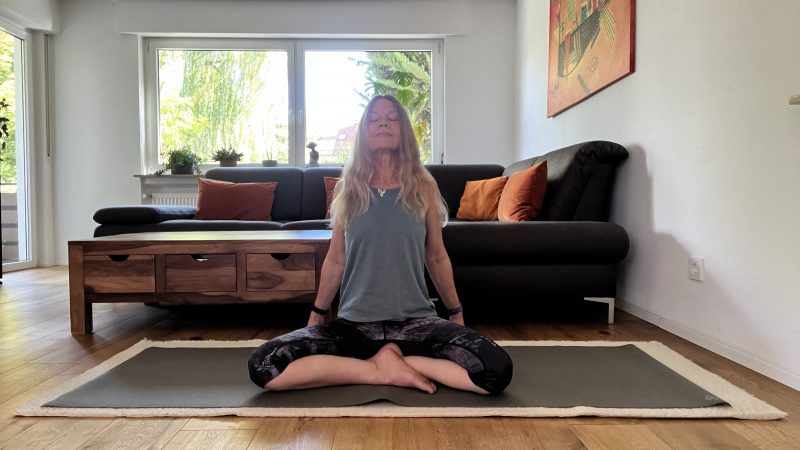 Atempause: Lerne bewusste Atemübungen für mehr Ruhe, Körperwahrnehmung und innere Balance. 4-teiliger Onlinekurs mit Yoga, Atemarbeit und Meditation.