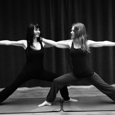 Virabhadrasana Kriegerposition im Yoga – Symbol für innere Stärke und Bewusstheit